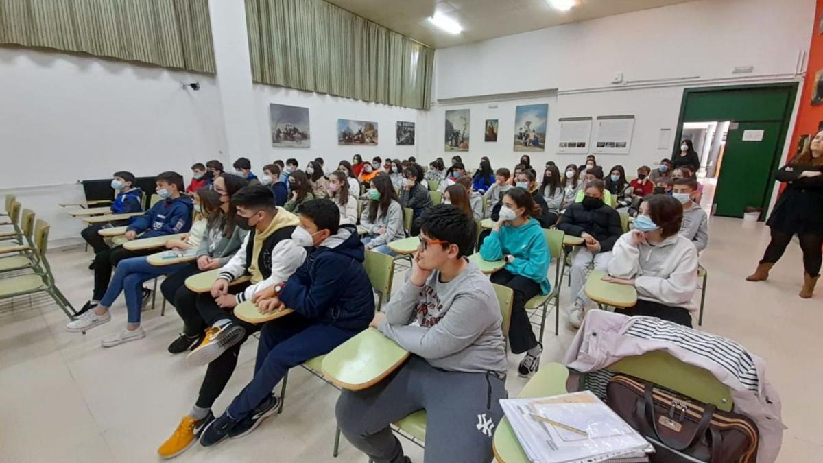 Alumnos, ayer, siguiendo la charla del escritor Santiago García Clairac en el Instituto de Vegadeo. | A. M. S.
