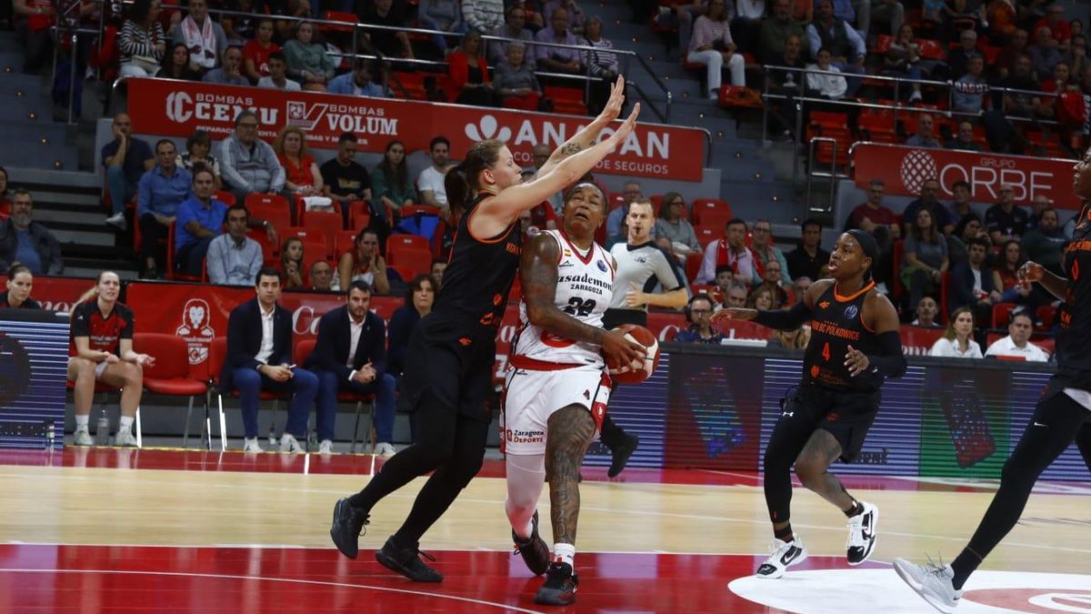 Atkinson entra a canasta durante el partido de este martes.