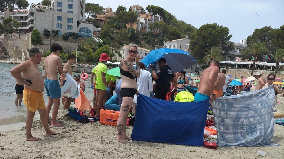 Socorristas y sanitarios intentaron reanimar sin éxito a la víctima.