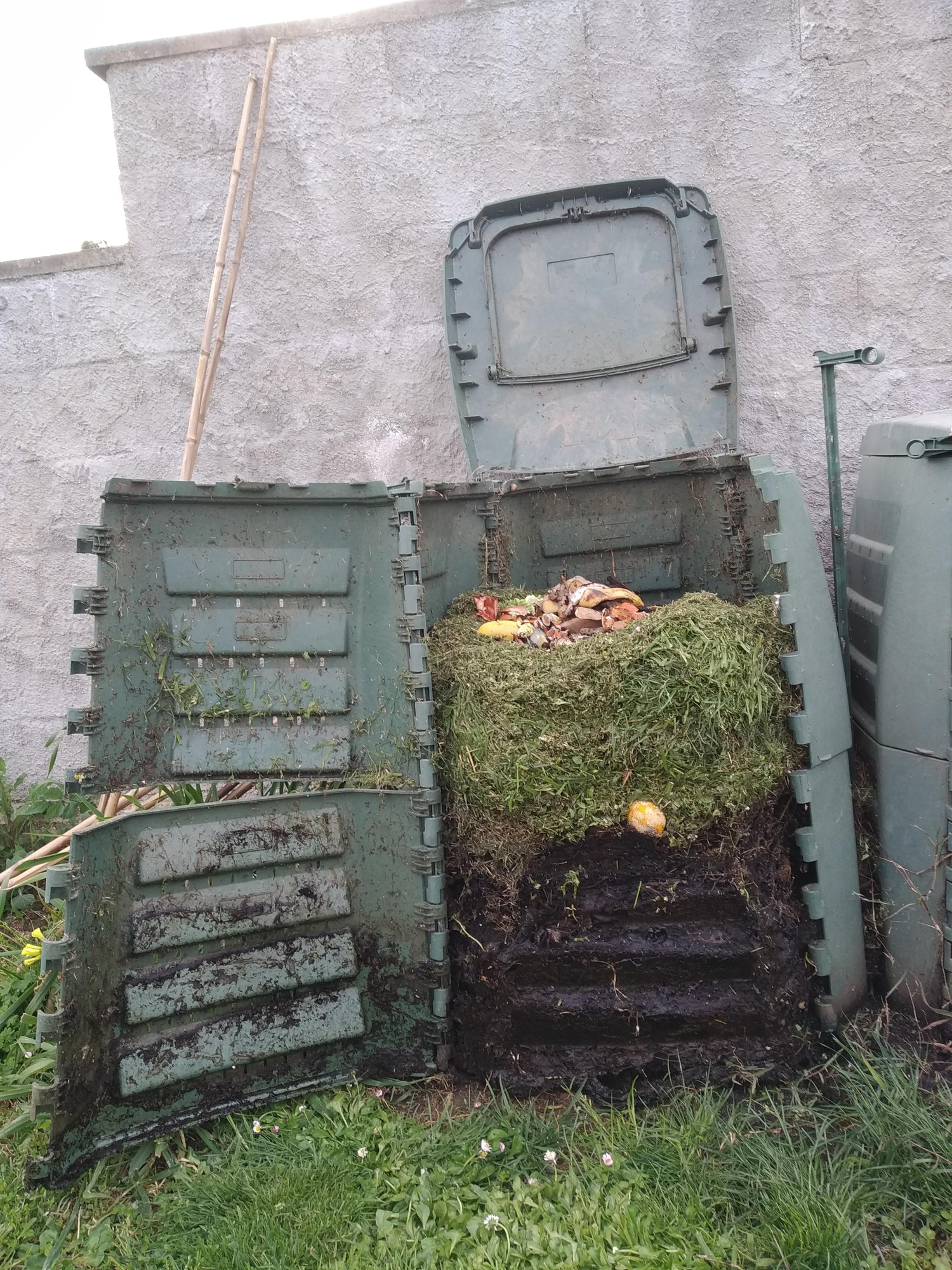 Compostero, con restos de materia orgánica de la vivienda.