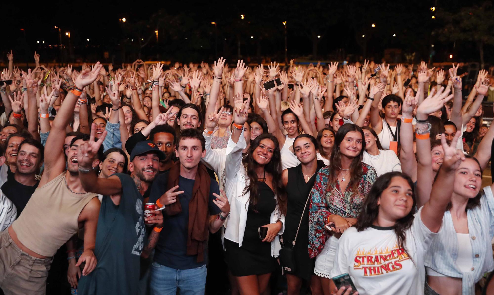 El pop de Los 40 Summer Live hace vibrar a miles de jóvenes en la playa de Samil