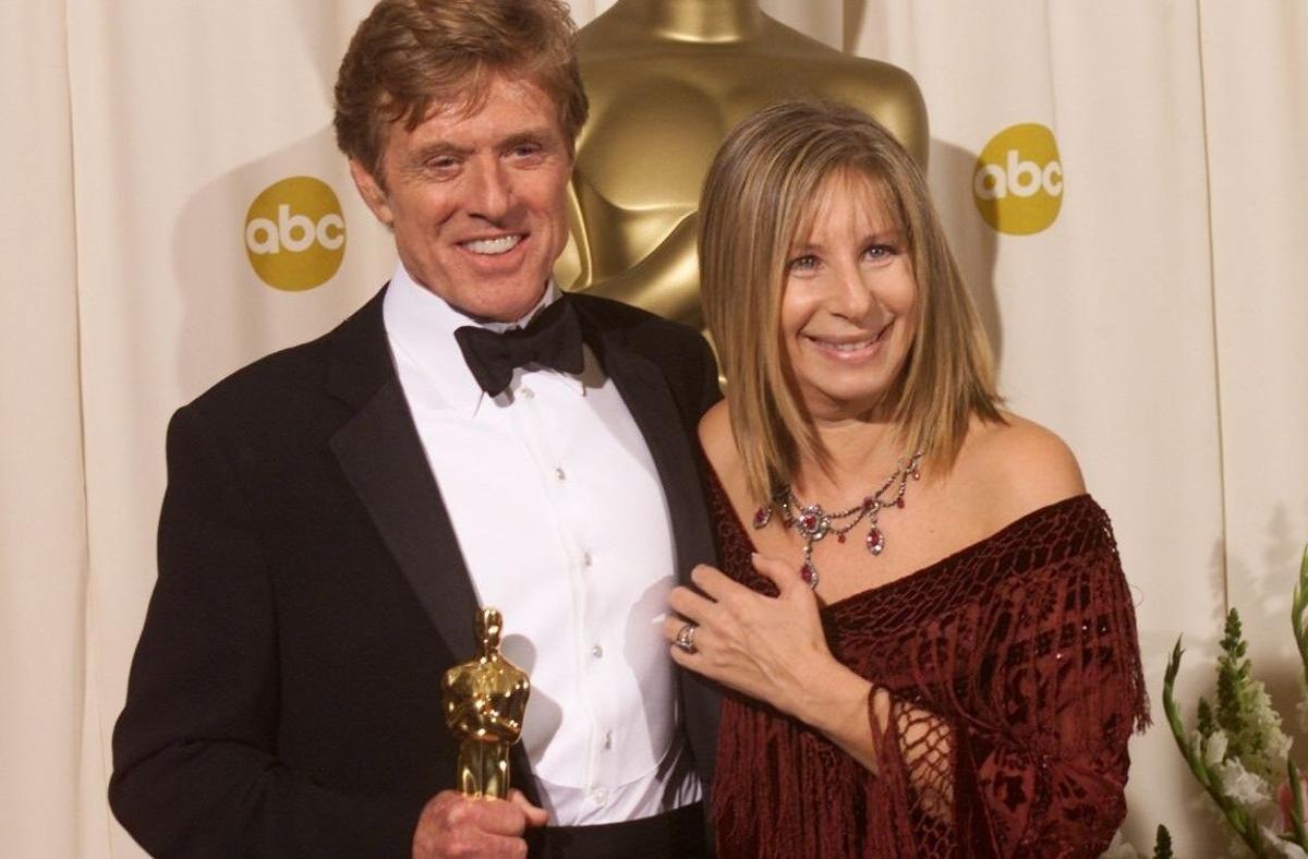 Robert Redford y Barbra Streisand, en 2002, cuando recibió el Oscar de Honor.