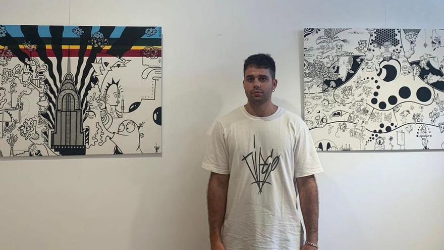 Diego Argüelles Prendes, junto a dos de sus obras en estilo «doodle».