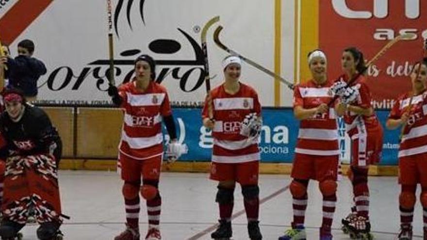 Les jugadores del Girona CH femení, saludant des del mig de la pista el curs passat.