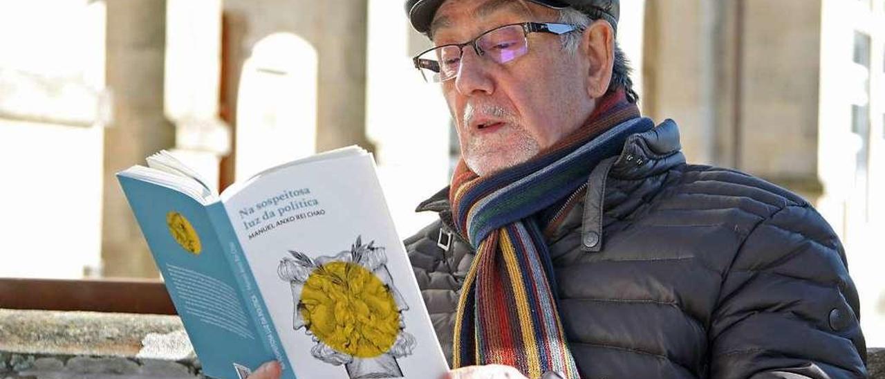 El estradense Manuel Anxo Rei Chao, en la Praza do Concello, con su último libro. // Bernabé / J. Carlos Asorey