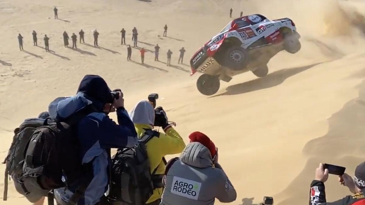 Fernando Alonso vuelca en el Dakar