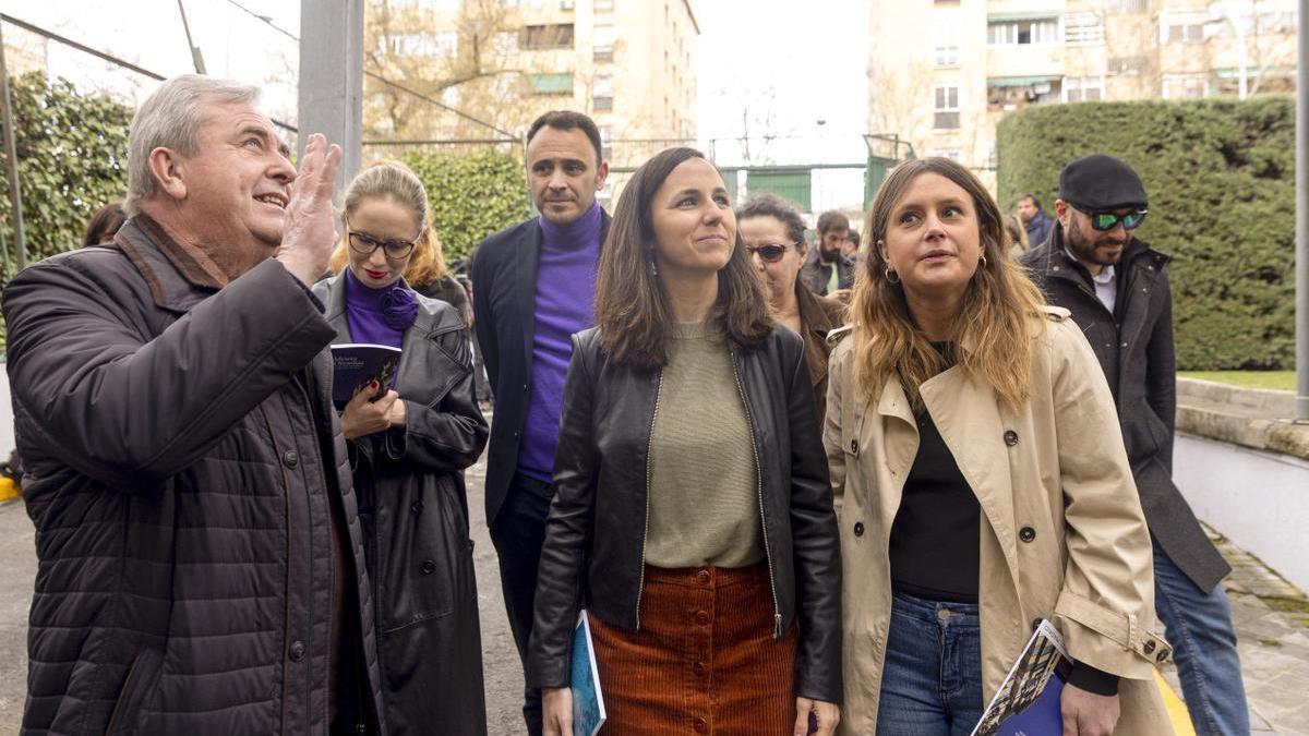 La ministra y secretaria general de Podemos, Ione Belarra, vista Orcasitas con la candidata de Podemos a la Comunidad de Madrid, Alejandra Jacinto, y el candidato al Ayuntamiento de Madrid, Roberto Sotomayor.