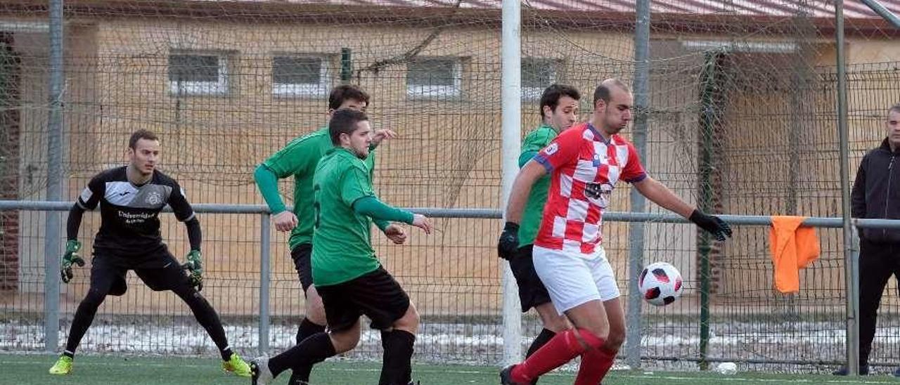 Borja controla el balón entre varios jugadores del Universidad de Oviedo.