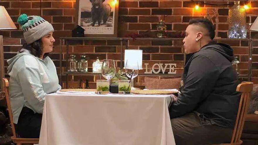 La sorprendente solicitud de una soltera en First Dates: &quot;Busco a un príncipe con tetas&quot;