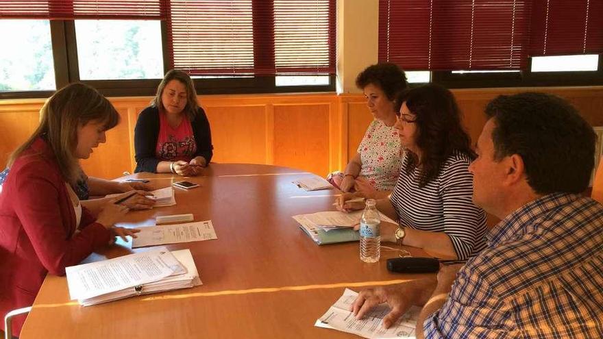 Por la izquierda, la alcaldesa Marta Alonso (PSOE), María Santos (PP), Evangelina Priede (Foro), Menchu Sánchez (Foro) y Ángel María Collado (Foro), en el Pleno celebrado ayer en San Xuan de Beleño (Ponga).