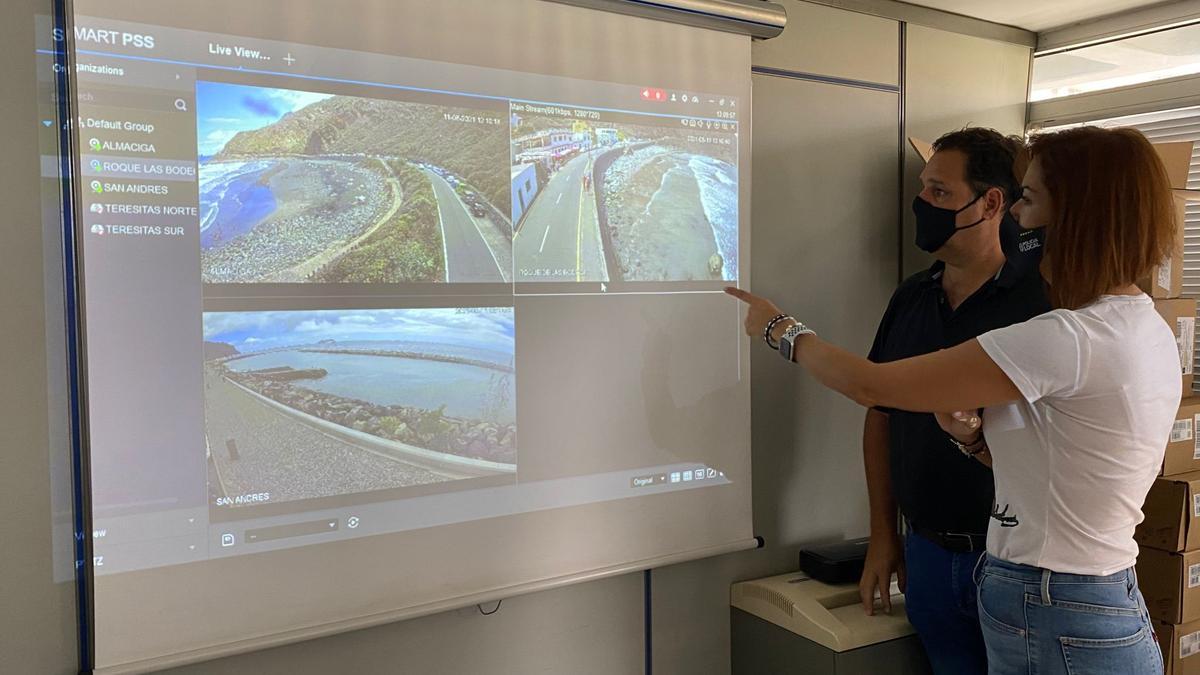 La concejala de Medio Ambiente, Evelyn Alonso, supervisa las cámaras que muestran el estado de las playas chicharreras.