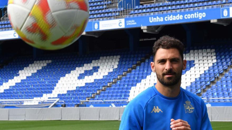 El delantero Arturo Rodríguez, ayer en el estadio de Riazor. |  // VÍCTOR ECHAVE