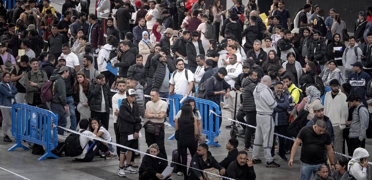 Cues de migrants i confusió per sol·licitar la regularització