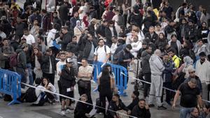 Cues de migrants i confusió per sol·licitar la regularització