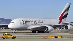 A380 de Emirates en el aeropuerto Barcelona-El Prat.