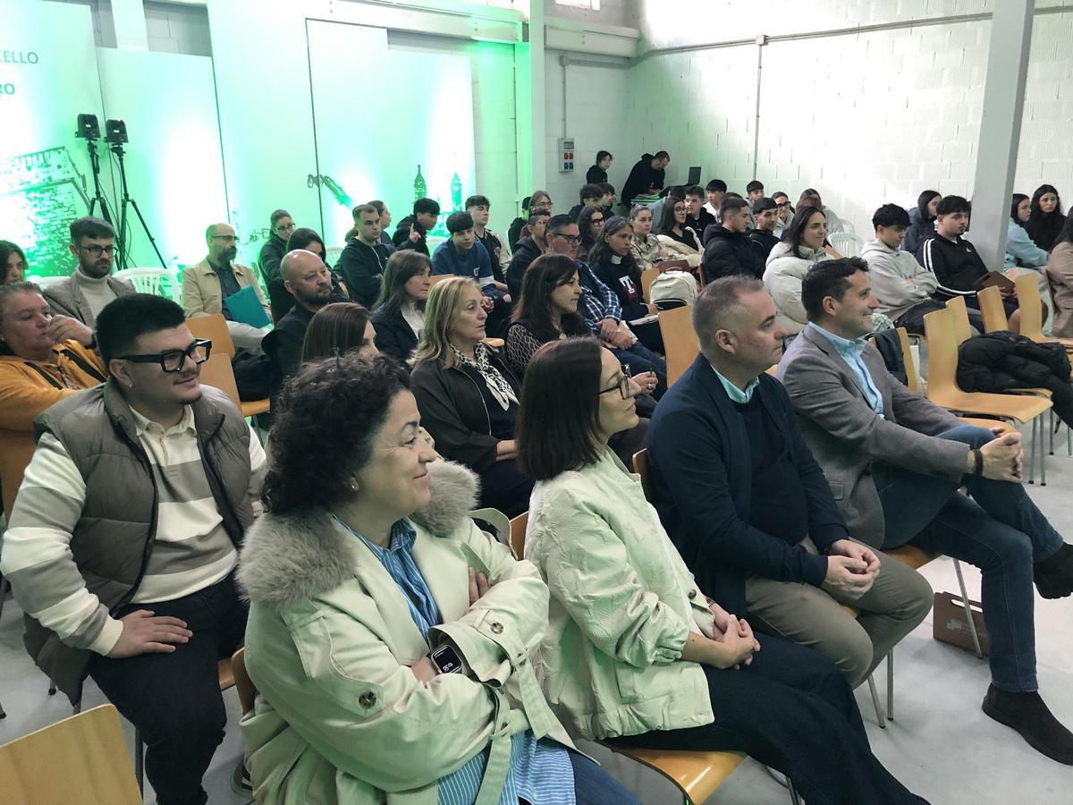 José Ramón Romero, derecha, en una de las mesas de debate de la Feira do Emprego do Barbanza.