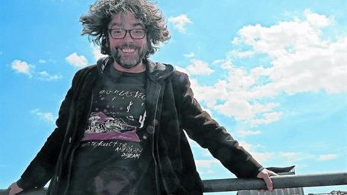 Liniers, el año pasado en Barcelona. Arriba, la tira del 10º aniversario de 'Macanudo'.