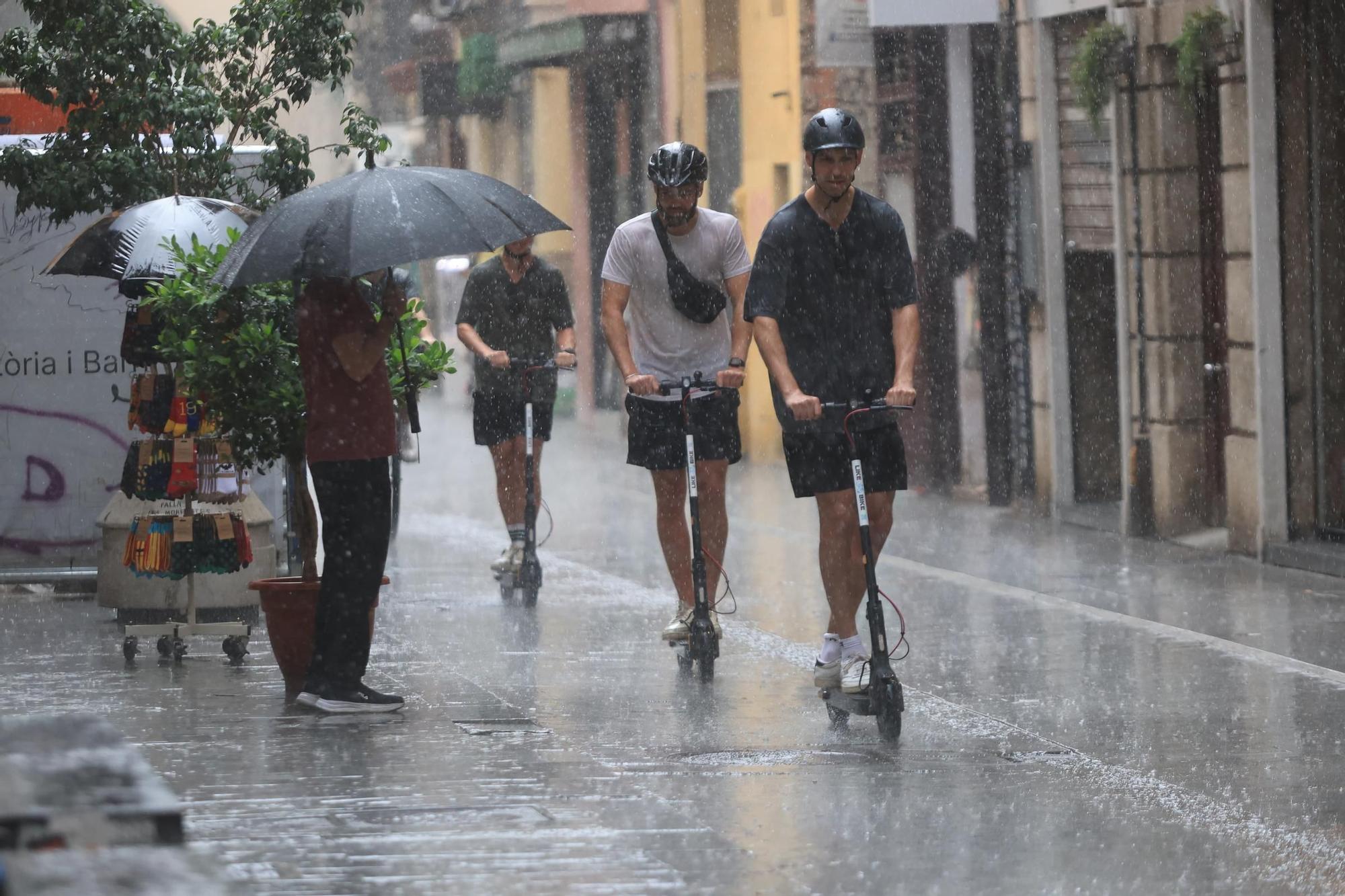 La lluvia cae con fuerza en el centro de València