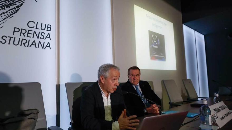 Antonio Bahamonde y Pedro Sánchez Lazo, ayer, en el Club Prensa Asturiana.