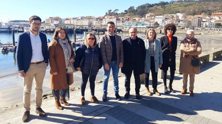 José Enrique Sotelo, con representantes y afiliados del PP, ayer en Cangas. |   // PARTIDO POPULAR