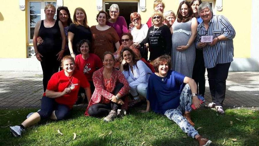 Participantes en el taller danza-espejo de Oleiros, también dirigido al fortalecimiento de la mujer.