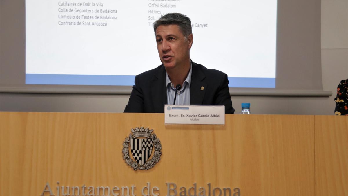 El alcalde de Badalona, Xavier Garcia Albiol, en rueda de prensa en el Ayuntamiento de Badalona.