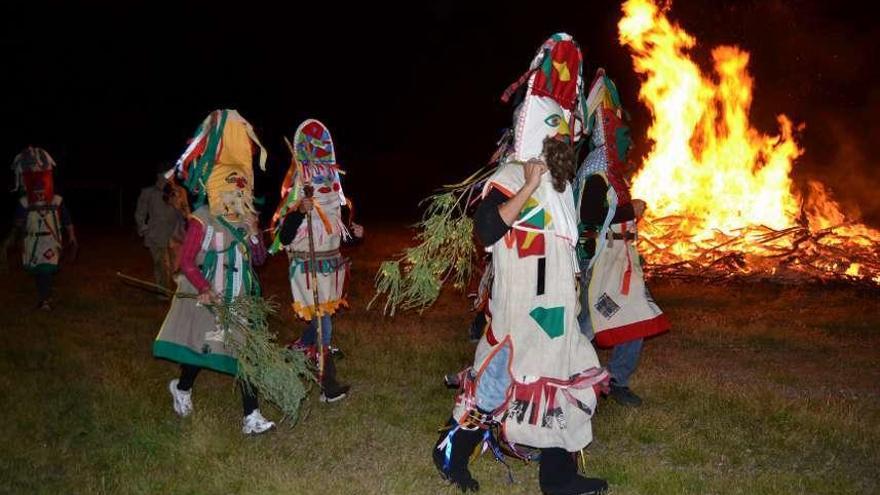 Los personajes de las mascaradas en la hoguera de Ribadelago.