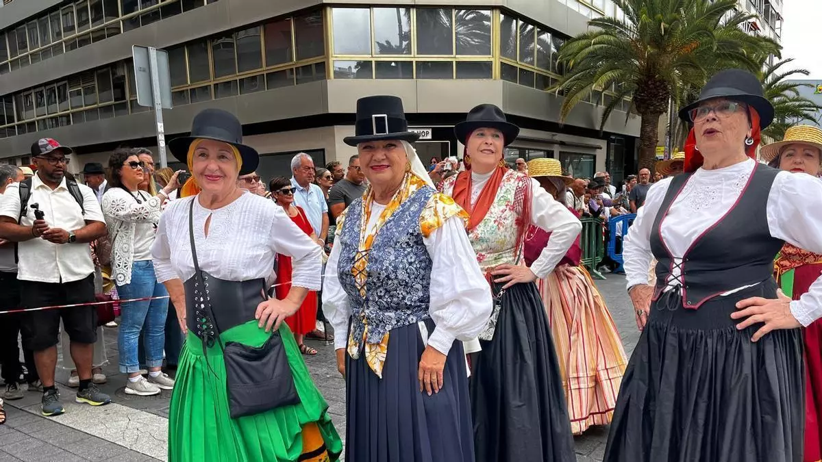 Paseo Romero por Las Canteras, organizado por el Club Victoria con motivo del Día de Canarias