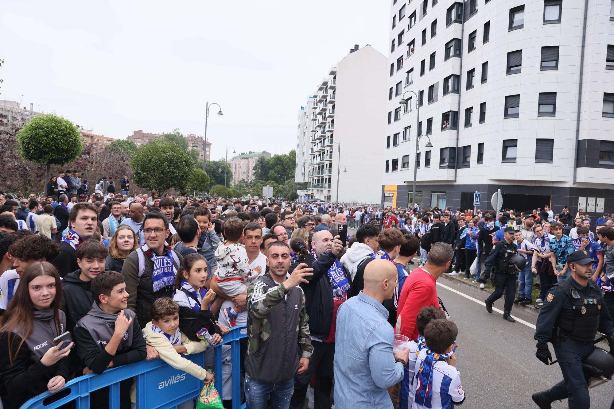 EN IMÁGENES: Avilés se tiñe de blanquiazul para la final por el ascenso ante el Rayo Majadahonda