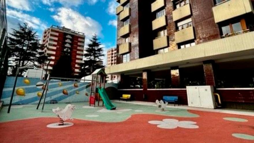 Mucha luz, vistas de toda la ciudad, tres habitaciones y dos baños: el chollo de vivir en una gran torre de Gijón ya es posible gracias a su bajada de precio