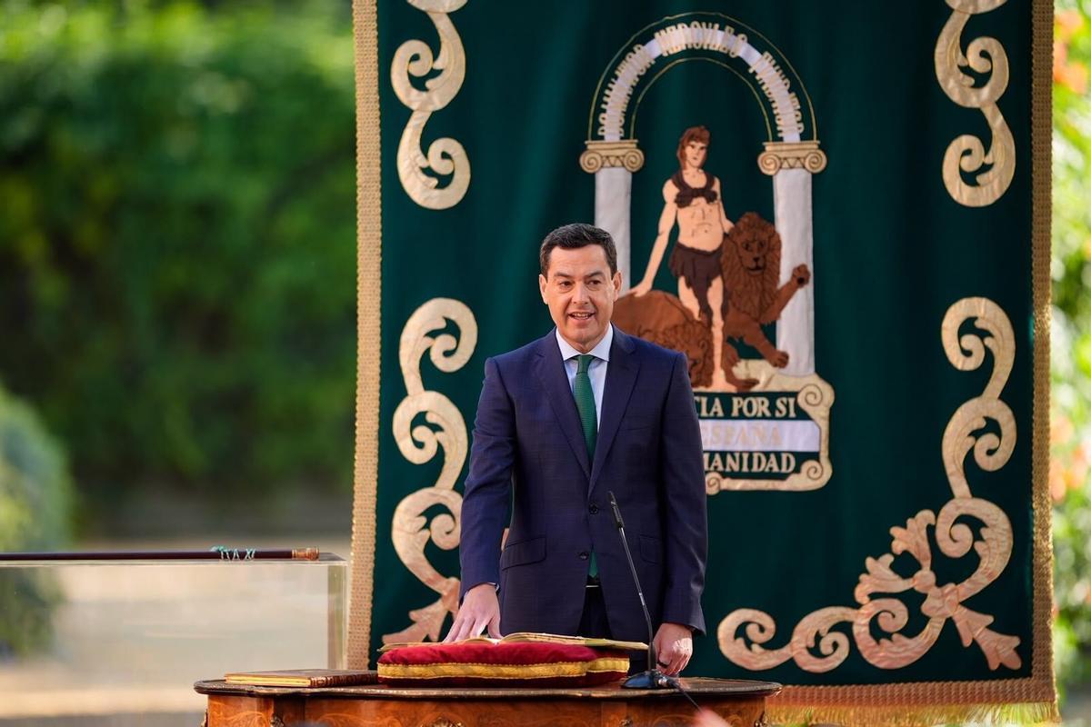 Juanma Moreno toma posesión como presidente de la Junta de Andalucía de la XIII tercera legislatura en su tercer mandato consecutivo al frente del Gobierno andaluz.