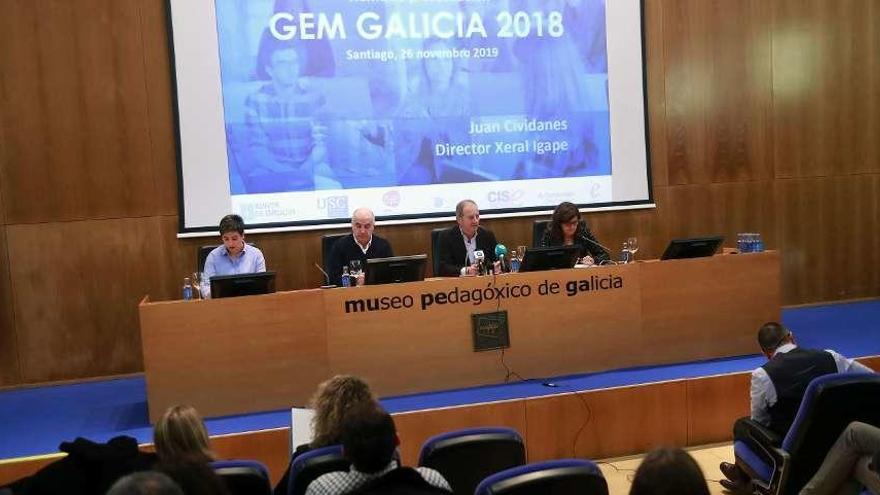 Desde la derecha, Loreto Fernández, Juan Cividanes y Xoán Ramón Doldán, ayer. // FdV