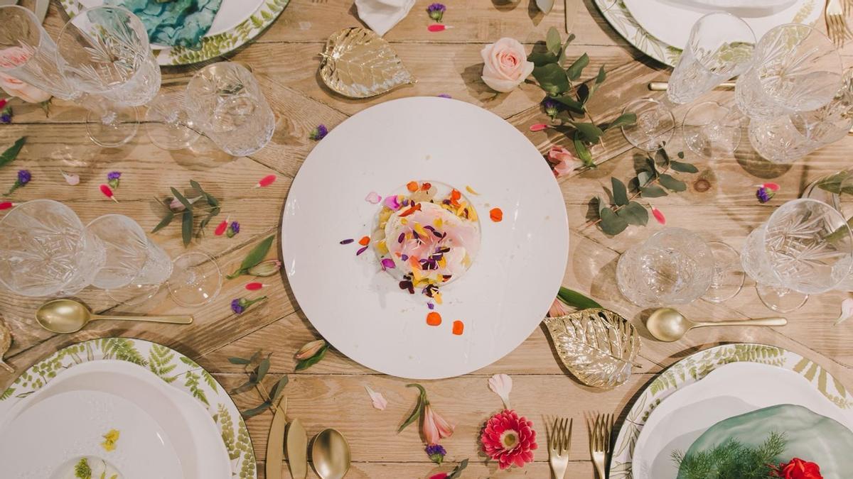 Mesa de comida con flores.