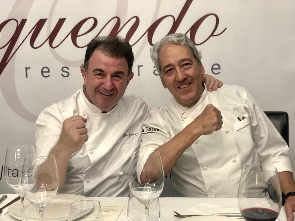 En Oquendo. Berasategui y Pablo Medrano con la plantilla del restaurante cacereño.