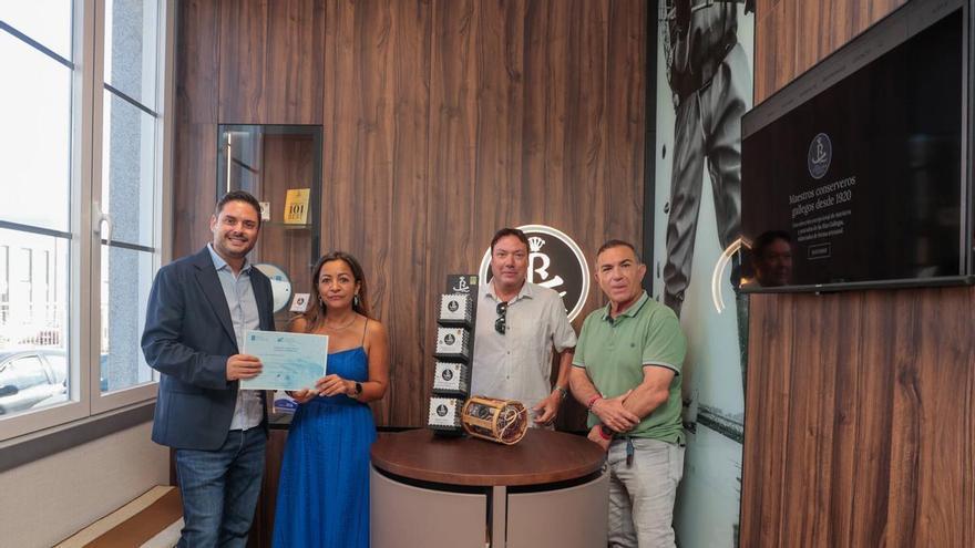 La conselleira de Mar entrega el sello «Artesanía Alimentaria» a Real Conservera Española