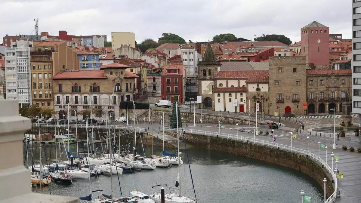 Una vista al barrio de Cimavilla desde el Puerto Deportivo.