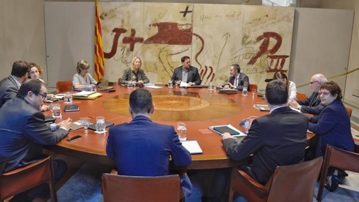 El vicepresidente Oriol Junqueras preside la reunión del Govern en ausencia del 'president' Carles Puigdemont