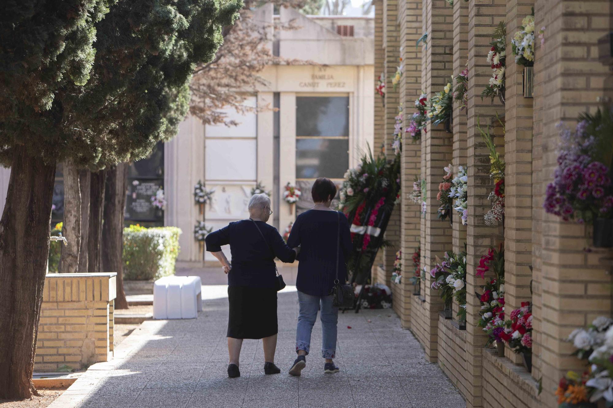 Día de Todos los Santos en el cementerio municipal de Alzira