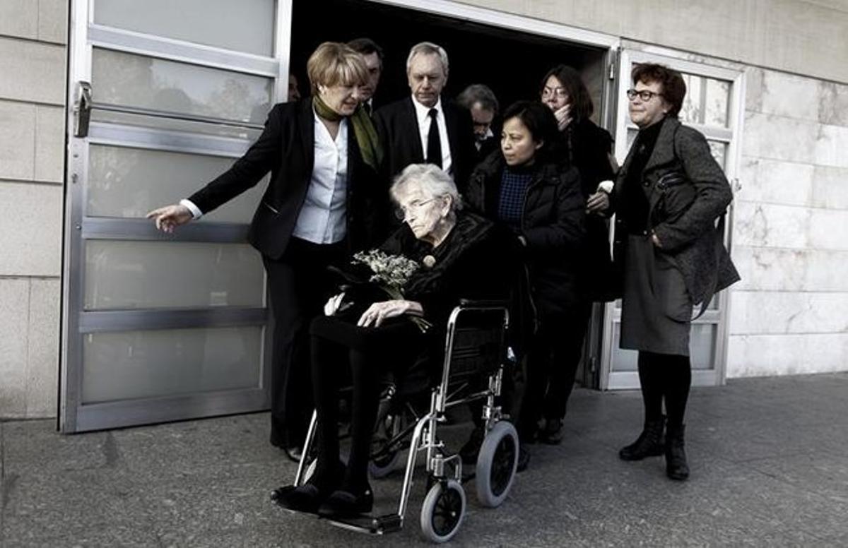 Angelina Trias, la viuda de Broggi i alguns dels seus fills, al tanatori de les Corts. Angelina Trias, la viuda de Broggi i alguns dels seus fills, al tanatori de les Corts.