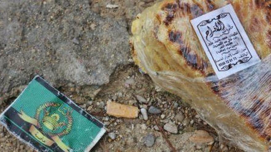 Comida y utensilios de los argelinos interceptados en Ibiza.