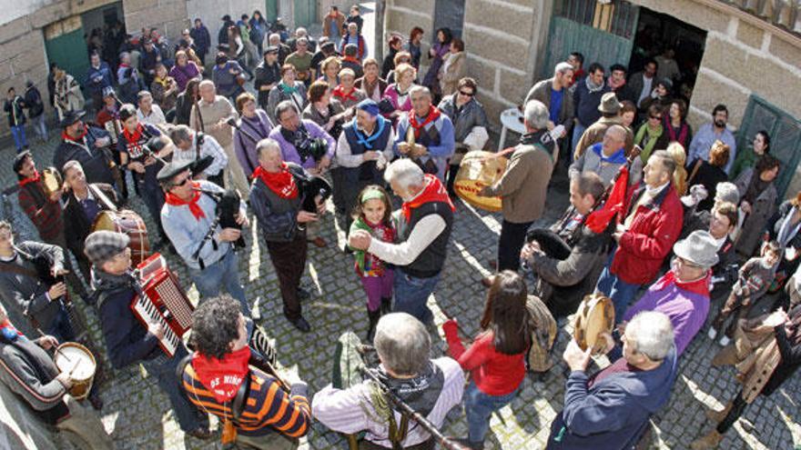 Una charanga anima una de las calles de Bembrive en la celebración del pasado año.  // Marta G. Brea