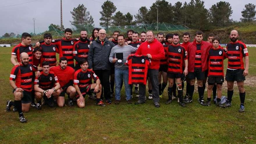 El Coreti entregó una placa de agradecimiento al Vilatuxe Club de Fútbol por dejarles sus instalaciones.