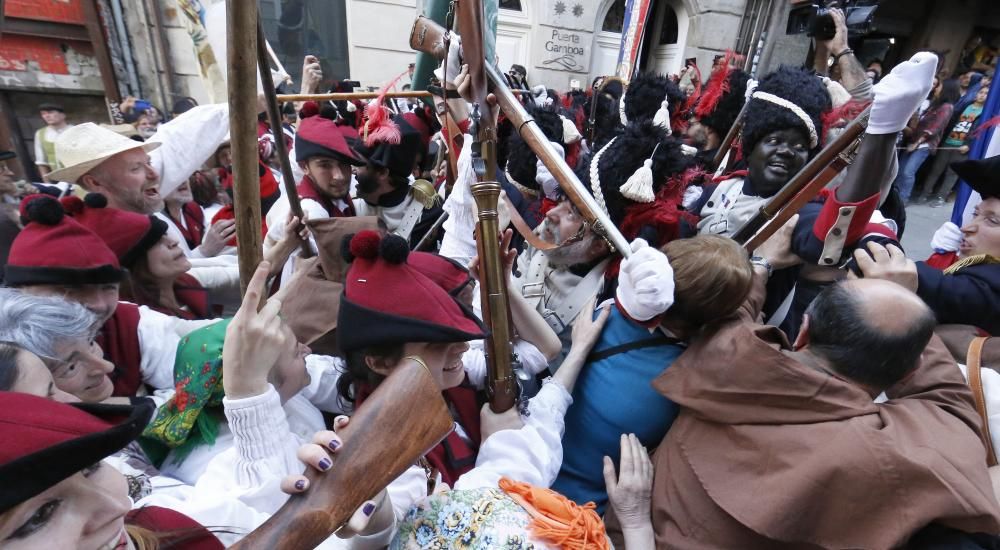 La representación de la Reconquista de Vigo vuelve a abarrotar las calles del Casco Vello de miles de vigueses