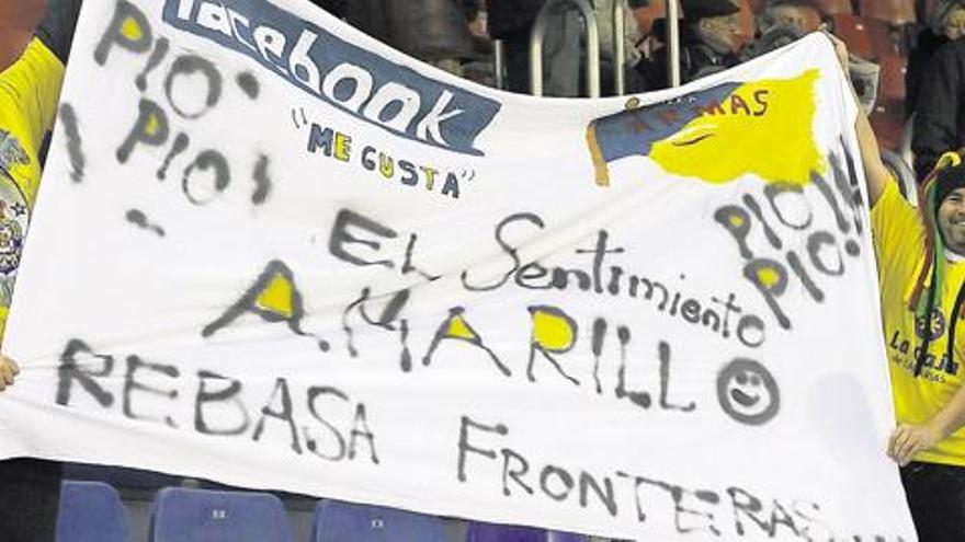 Los seguidores de la UD Las Palmas que se desplazaron hasta Soria muestran la pancarta que elaboraron para la ocasión. i LOF