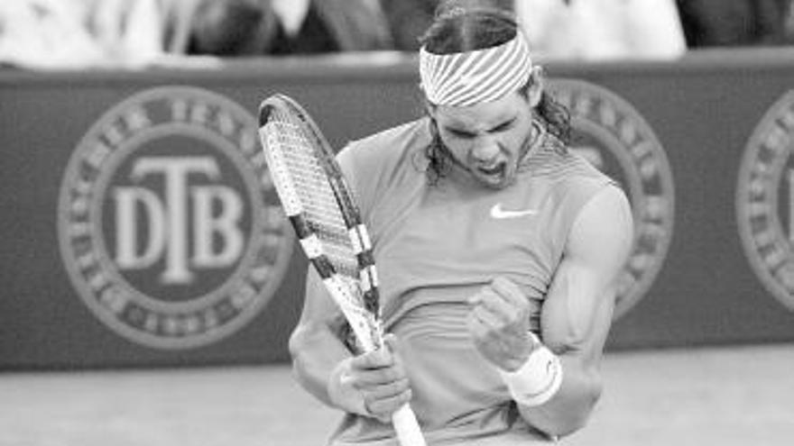 Rafa Nadal exterioriza su alegría tras imponerse a Federer en Hamburgo.