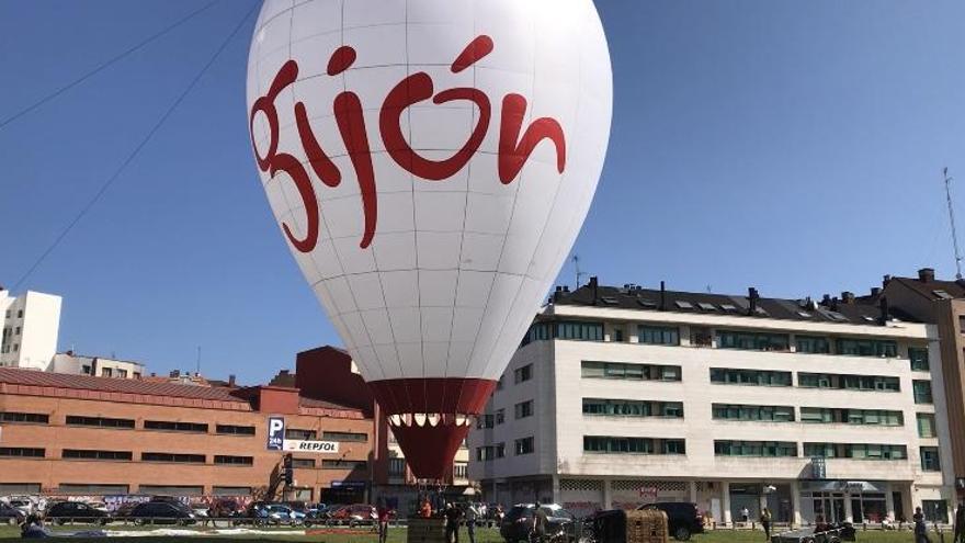 Vuelos rasantes sobre la playa de San Lorenzo, la gran novedad de la regata de globos aerostáticos de Gijón