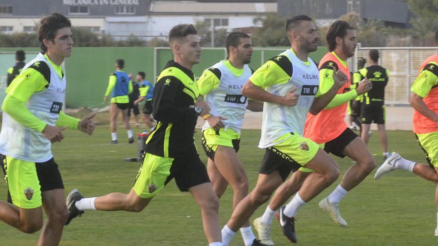 Los jugadores del Elche entrenando en el campo anexo