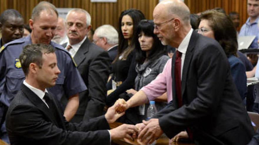 Pistorius saluda els seus familiars després de conèixer la sentència
