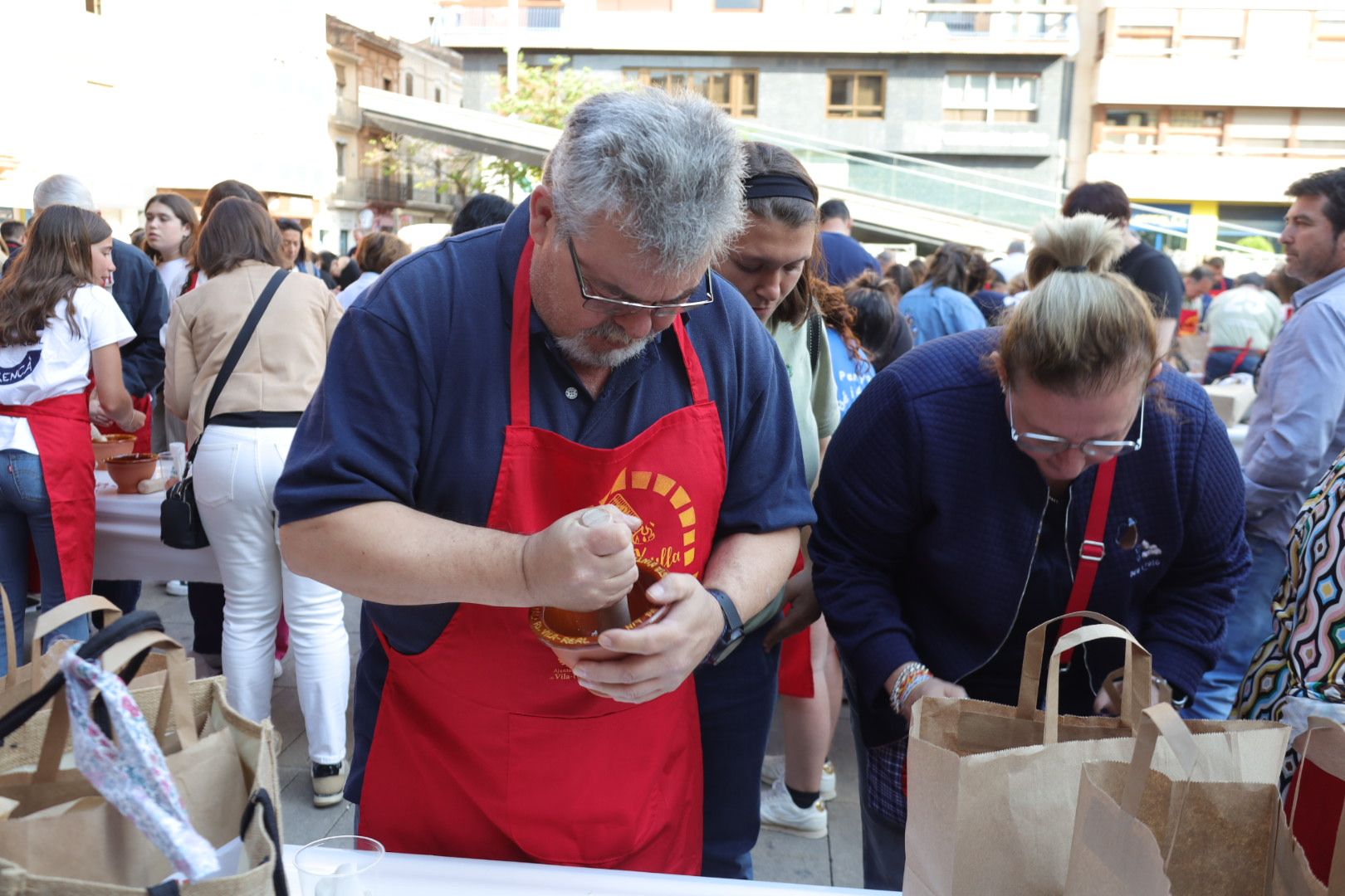 FOTOGALERÍA I Las imágenes de la Nit de la Xulla y del encuentro de elaboración de allioli de las fiestas de Vila-real