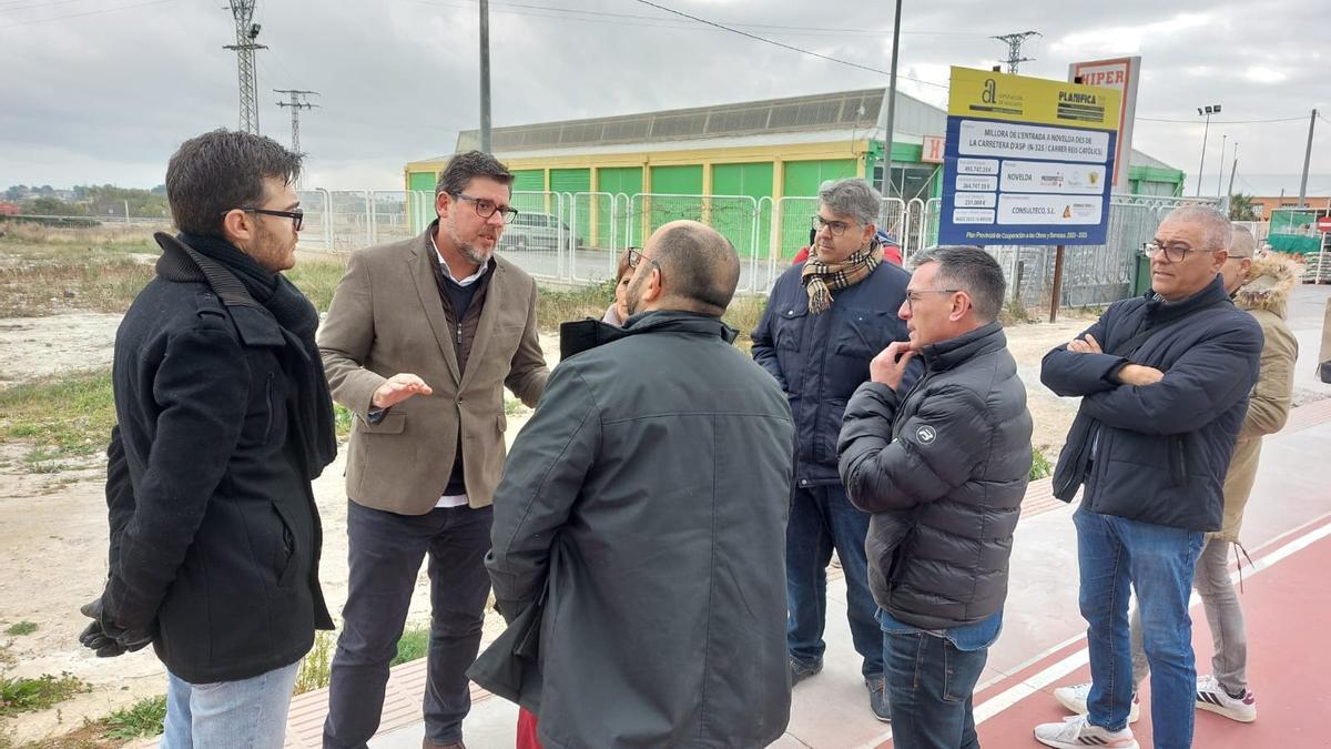 El diputado de Infraestructuras y Asistencia a Municipios, Javier Gutiérrez, conversando con el alcalde Fran Martínez y varios concejales de Novelda.
